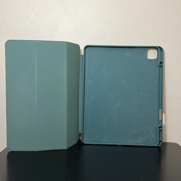 iPad Pro Case - Used Condition - Picture 2 of 3
